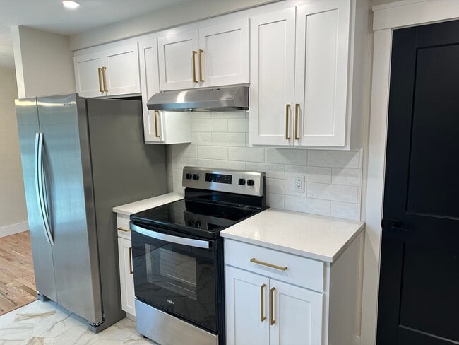 Building Photo - Luxury 2 bedroom 1 bath duplex in a great neighborhood!