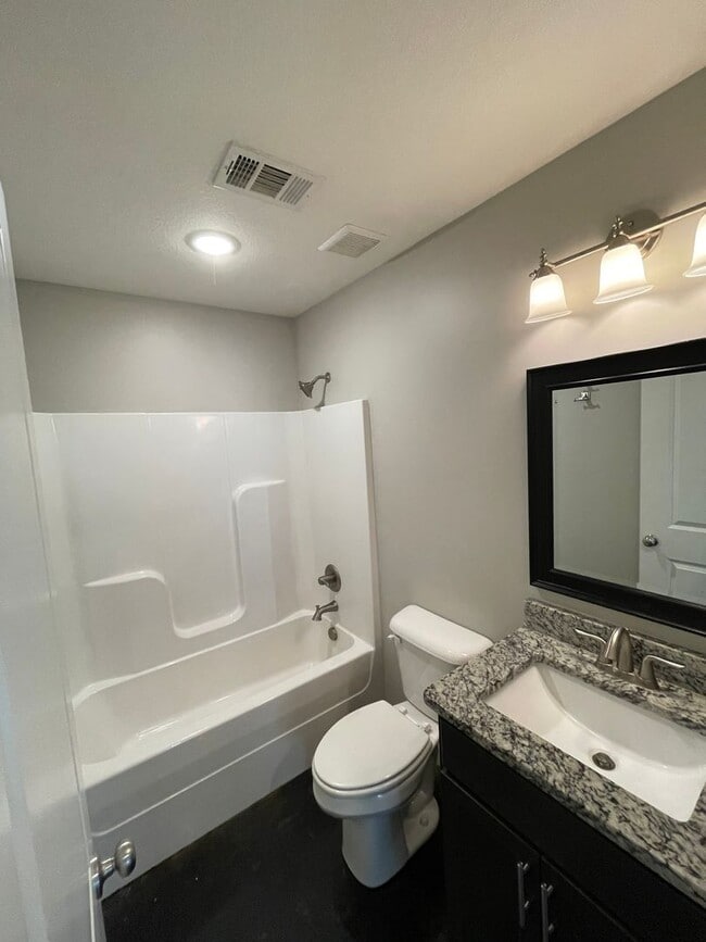 Building Photo - 337 Wolf Den Dr