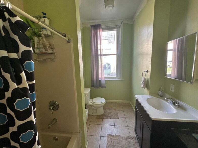 Building Photo - 4047 Spruce St