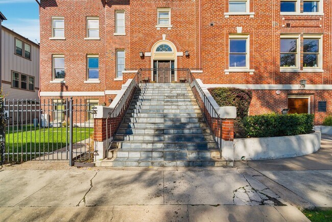 Building Photo - 215 W Norma St