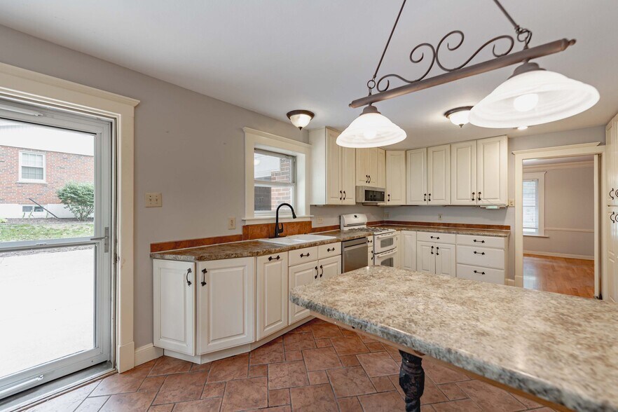 Building Photo - 8859 Rock Forest Dr