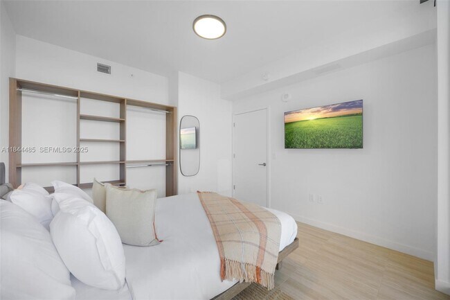 Building Photo - 580 72nd St