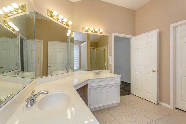Building Photo - 21915 Rivergate Ct