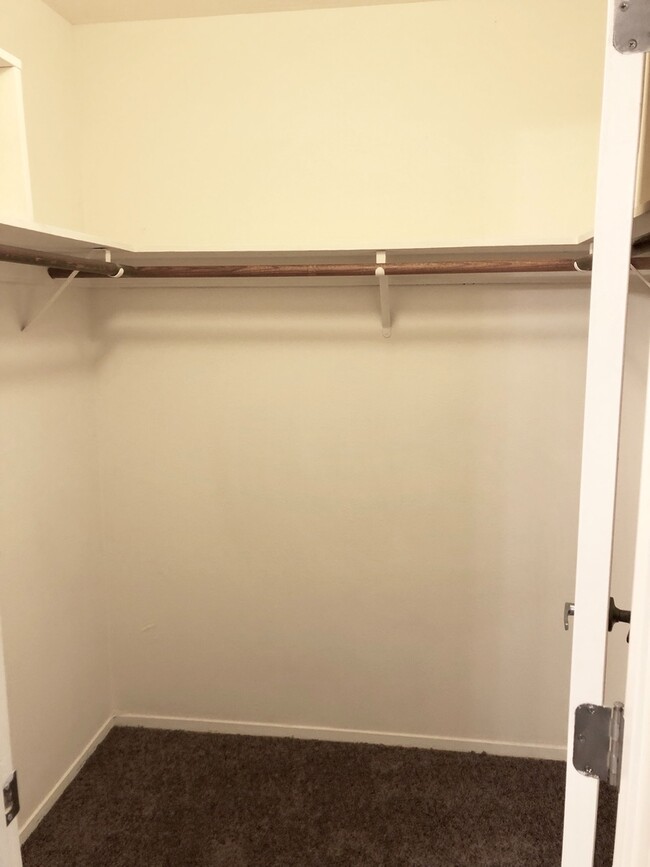 Building Photo - Very Nice 1 bedroom in gated community $1095