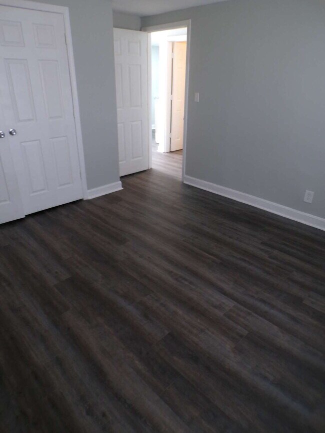 Building Photo - 2 bedroom 1 bath apartment near Church Hill Downs and University of Louisville, all utilities inc...