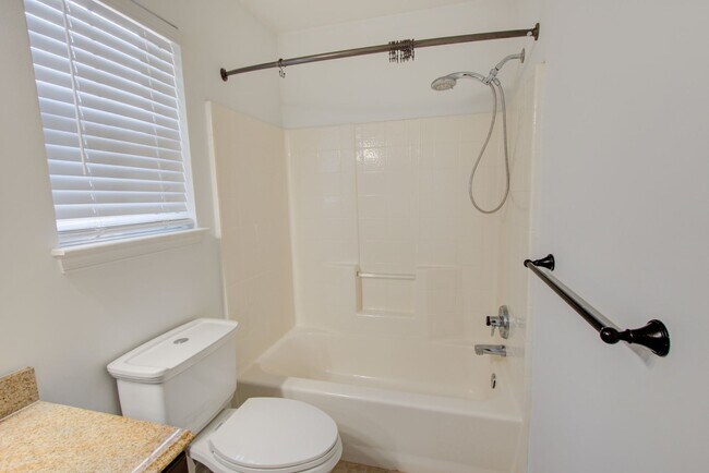 Building Photo - 4 Bedroom, 3 Bath, End Unit Townhome in Ce...