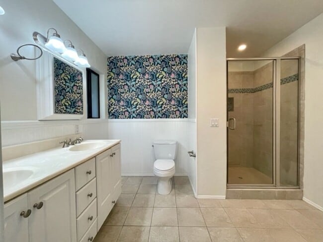 Building Photo - Spacious Two Story Home with West-Facing v...