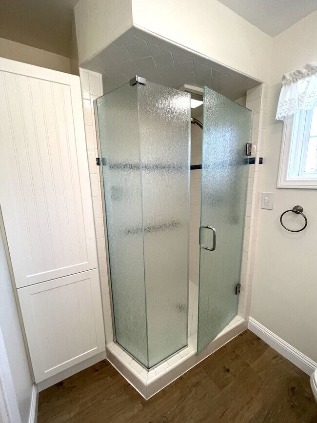 Building Photo - Charming updated 3-bedroom home with a/c near Victor Park