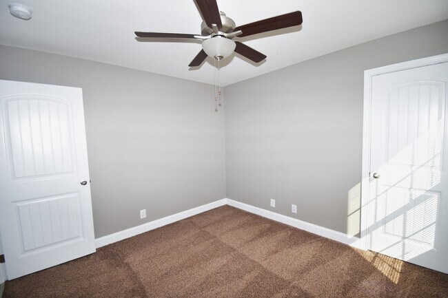 Building Photo - 3 Bedroom Pet Friendly Home For Rent in Chalet Hills!
