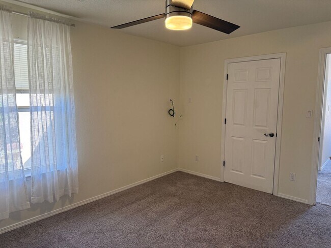 Building Photo - Spacious 4 Br, 2.5 Ba with 2 living areas, loft, kitchen appliances, 2 car garage.
