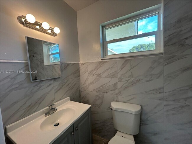 Building Photo - 15020 NE 6th Pl