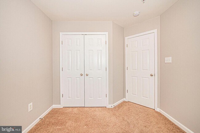 Building Photo - SPACIOUS 3 LEVEL TOWNHOUSE IN CLARKSBURG