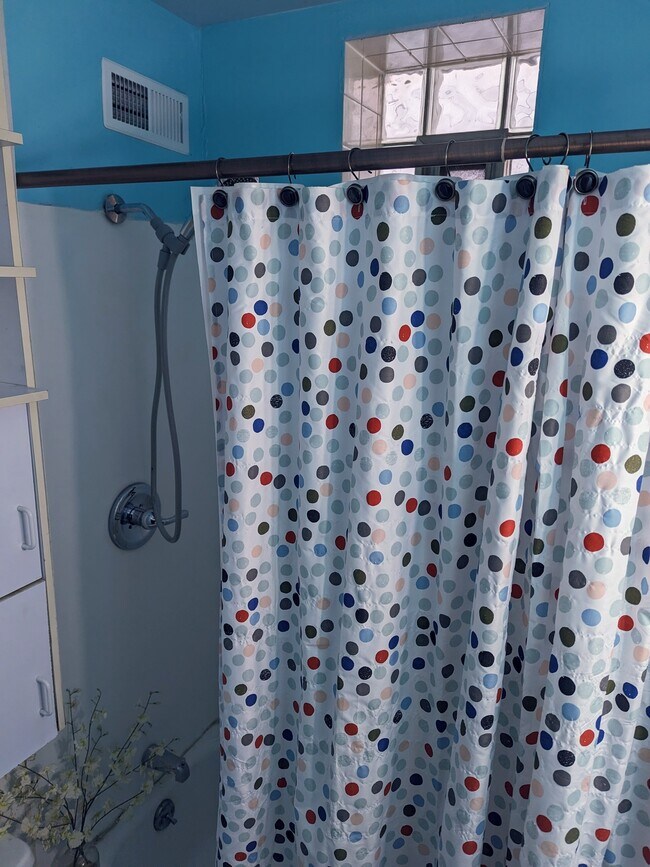 Building Photo - 2431 W Thomas St