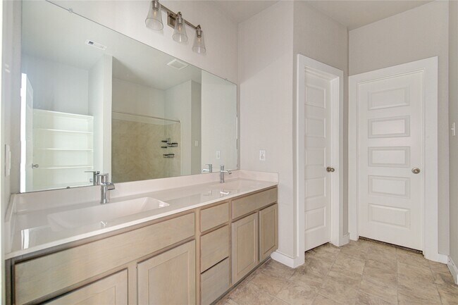 Building Photo - 2215 Emerald Diamond Ct
