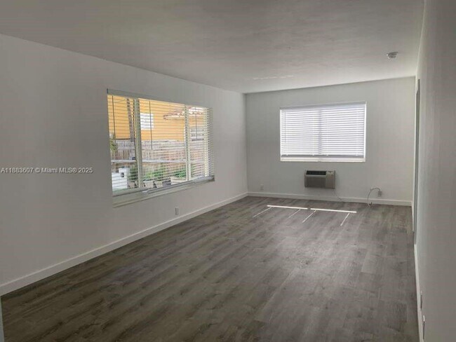 Building Photo - 1750 S Treasure Dr