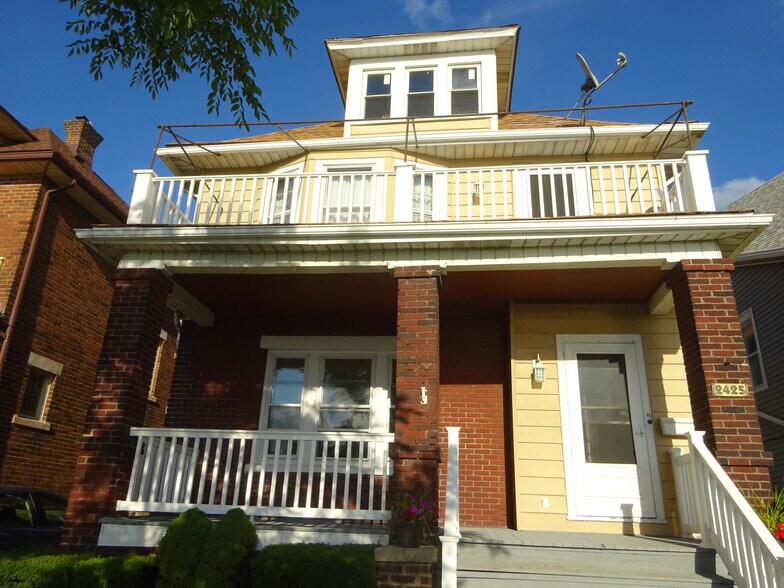 Primary Photo - 2425 Niagara St