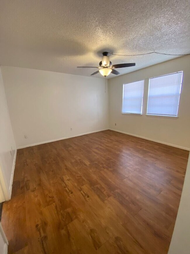 Building Photo - 1226 N LBJ Dr