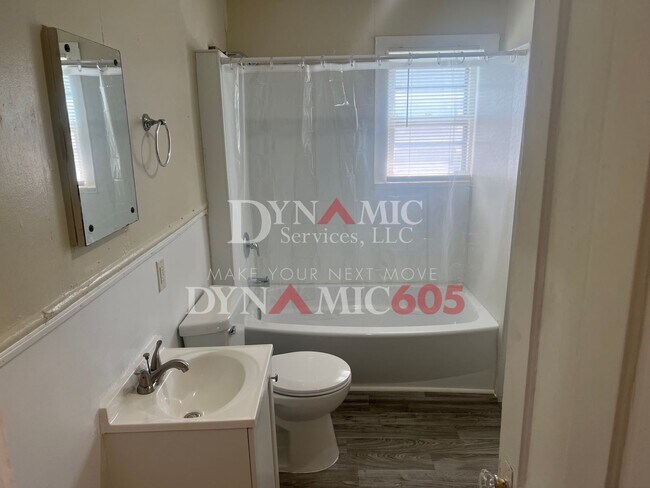 Building Photo - Upper Level 1 Bedroom, 1 Bathroom - Landlo...