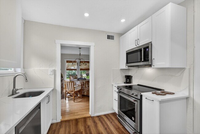 Building Photo - 825 34th St