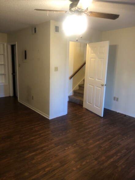 Building Photo - 100 Teal Ln