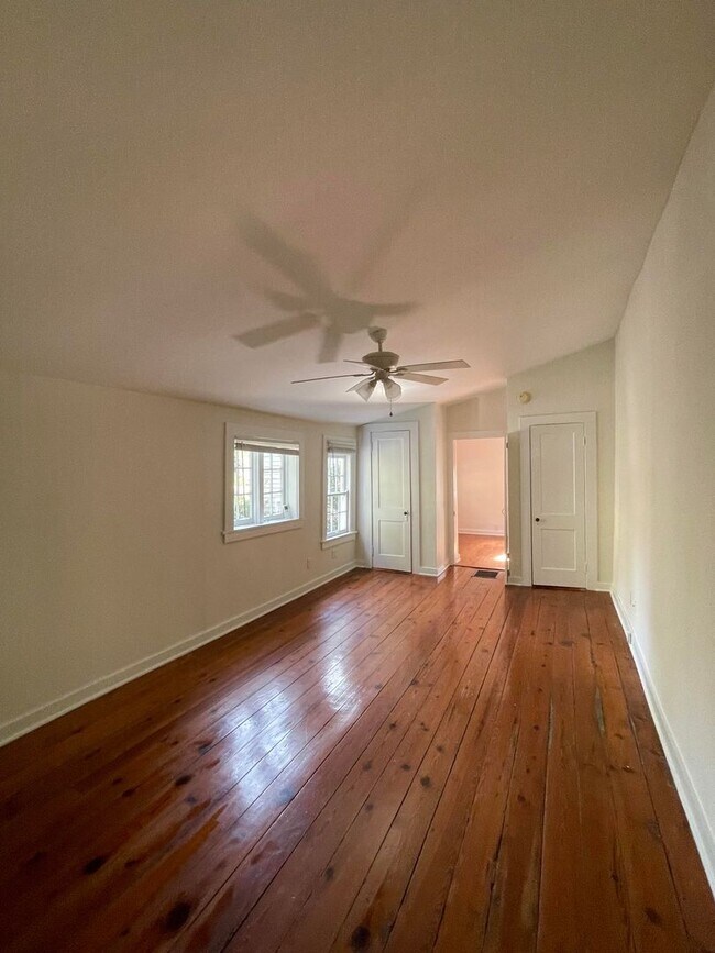 Building Photo - Charming Carriage Home Near The Charleston Battery
