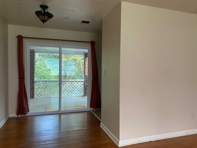 Building Photo - 1215 Buckingham Dr