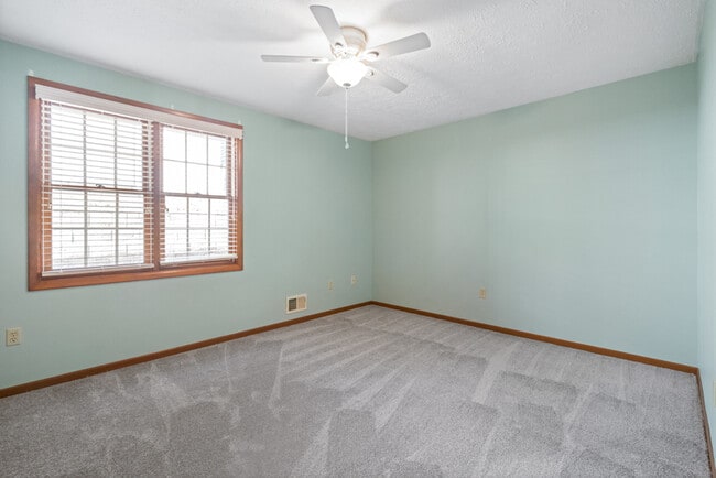 Building Photo - 702 Dehaven Ct