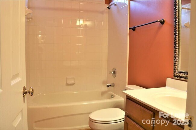 Building Photo - 913 Lillieshall Rd