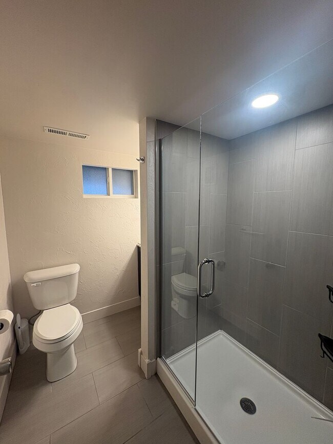 Building Photo - 4-bedroom, 2.5-bath home located on Poly.