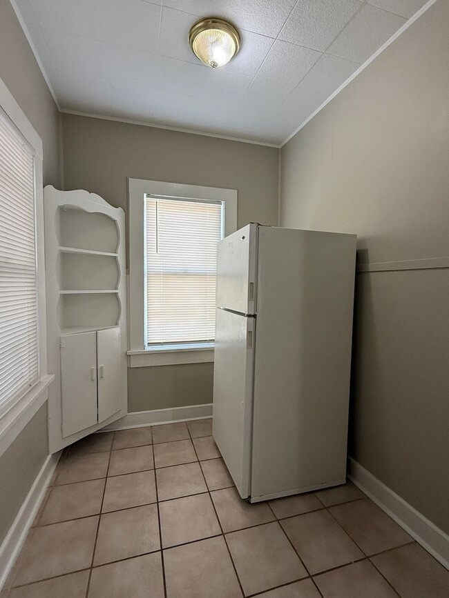Building Photo - 2 Bedroom 1 bath - Water Included