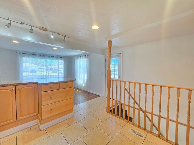 Building Photo - 5621 N Hemlock St