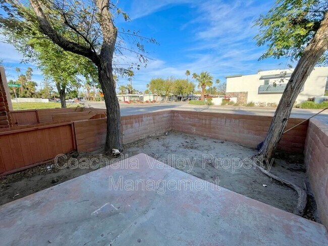 Building Photo - 585 E Cottonwood Rd