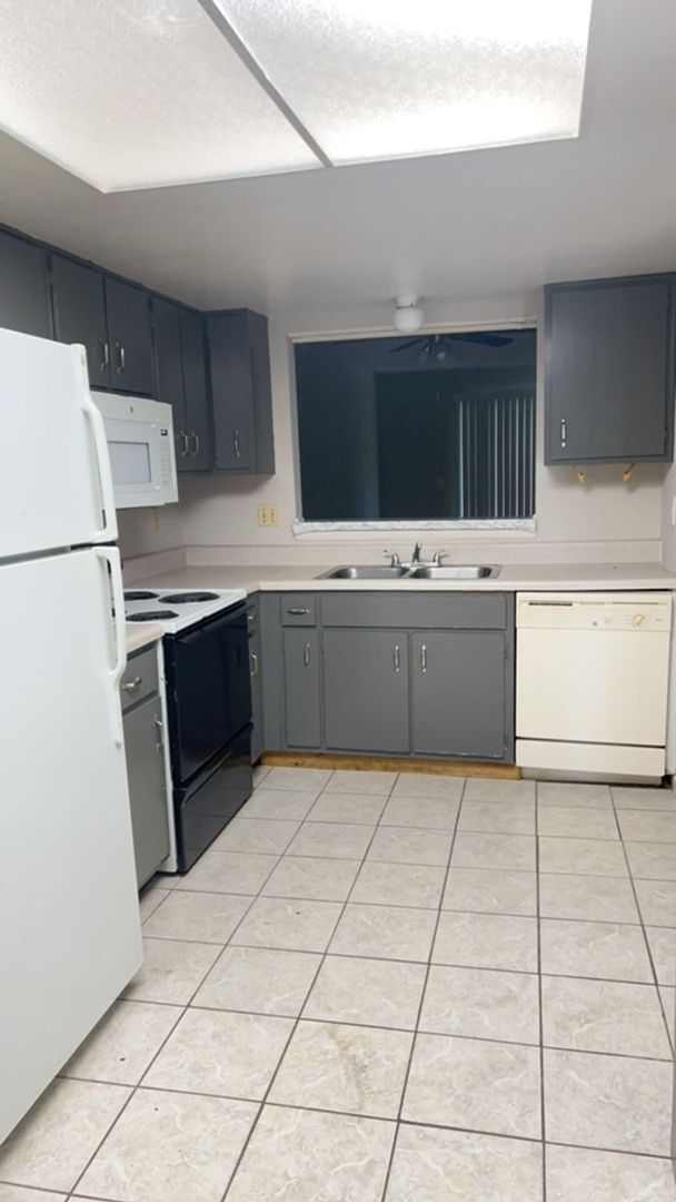 Building Photo - 2 Bedroom, 2 bathroom condo For Rent in To...