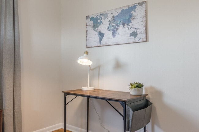 Building Photo - 5601 N Northwood Rd