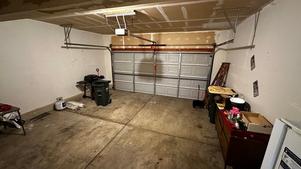 Building Photo - 127 Tara Ln