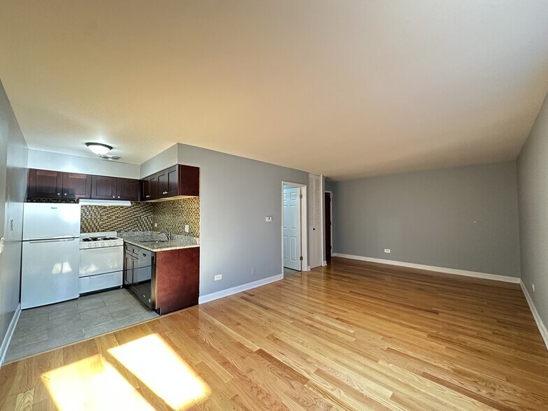 Building Photo - 5820 N Sheridan Rd