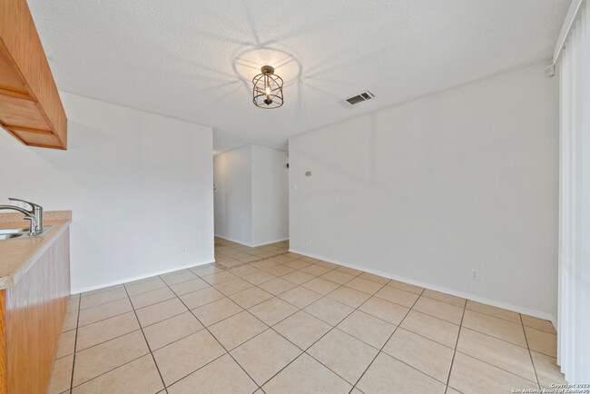 Building Photo - 4851 Castle Arms Dr