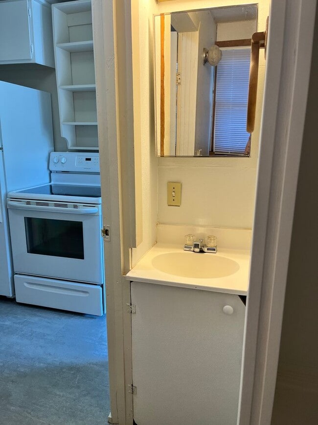 Building Photo - Charming 2-Bedroom Home Near the Heart of ...
