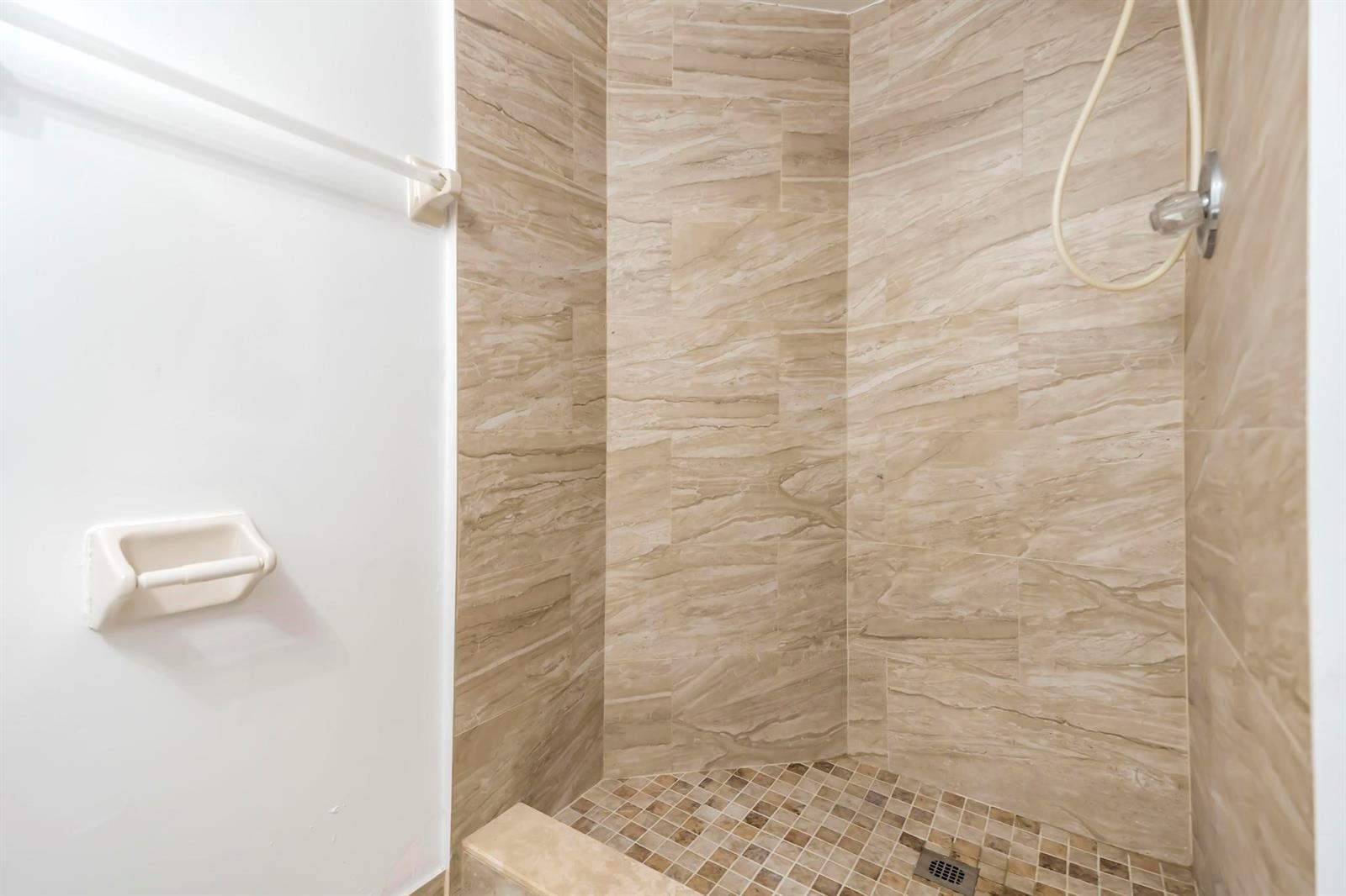 Building Photo - 210 Lake Pointe Dr