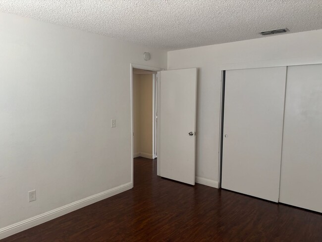 Building Photo - Nice Duplex in Cul-De-Sac
