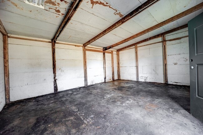 Building Photo - Freshly Updated House