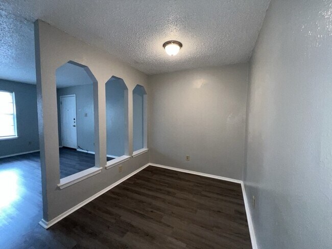 Building Photo - 219 Fry St