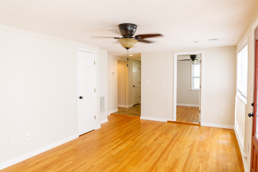 Building Photo - 116 America St