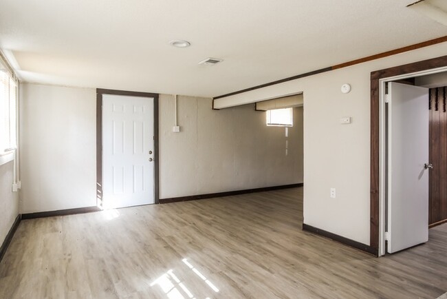 Building Photo - Cute 3 Bedroom