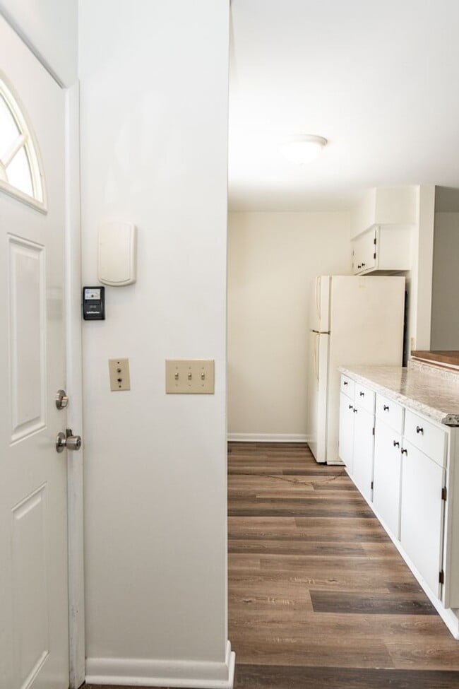 Building Photo - Spacious Two Bedroom Townhome