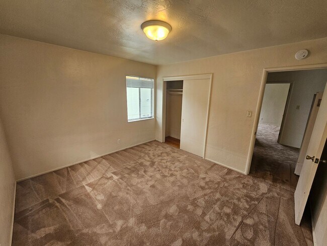 Building Photo - Cozy 2-Bed Oakland Apartment: San Leandro ...