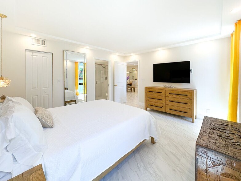 Building Photo - 4800 Bayview Dr