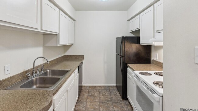 Building Photo - 2100 College Dr