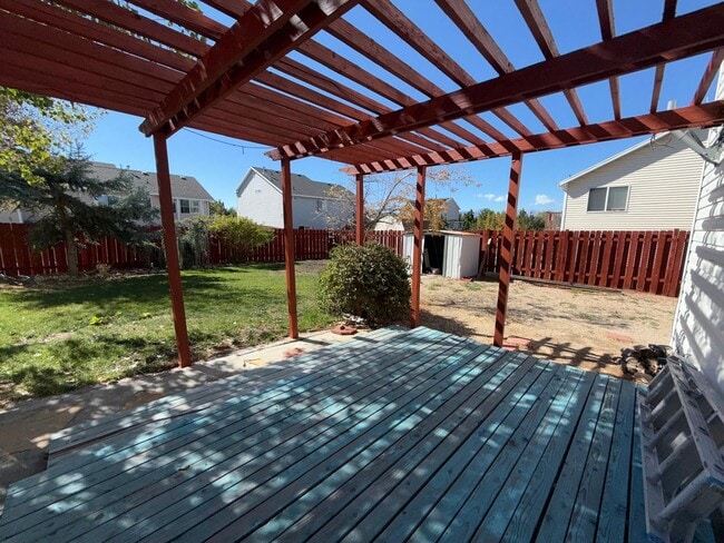 Building Photo - Spacious Tri-Level Home for Rent in Tooele...