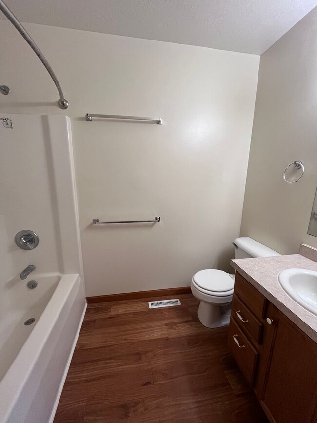 Building Photo - 3-Bedroom Duplex Available in Goshen